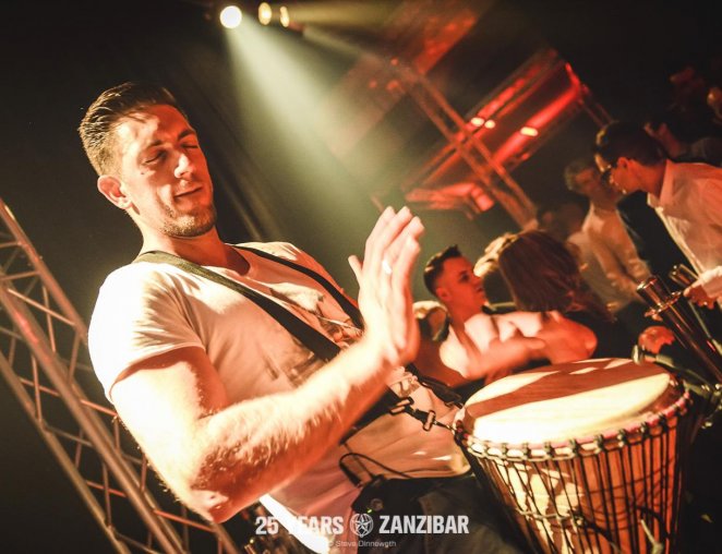 Sam Andreson percussie drum live act DJ samenspel duo act drummer djembe 