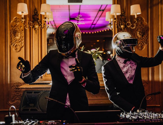 daft punk hofnar comeback act live real daft punk helmet robot feest space get lucky bedrijfsfeest show