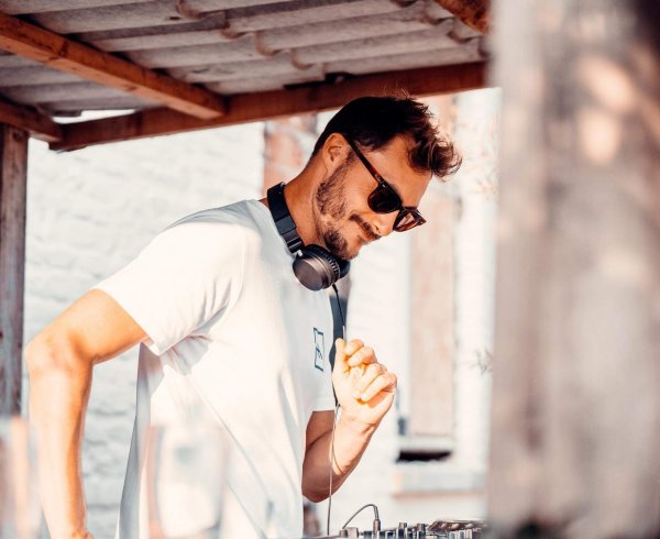 DJ Gueush Blueness Bar Food Music Foodtruck Lounge Funk Soul Disco Grooves Party Laid Back Vibes Festival Ostend Beach Sergio Herman Wedding DJ Receptie Huwelijk Deejay