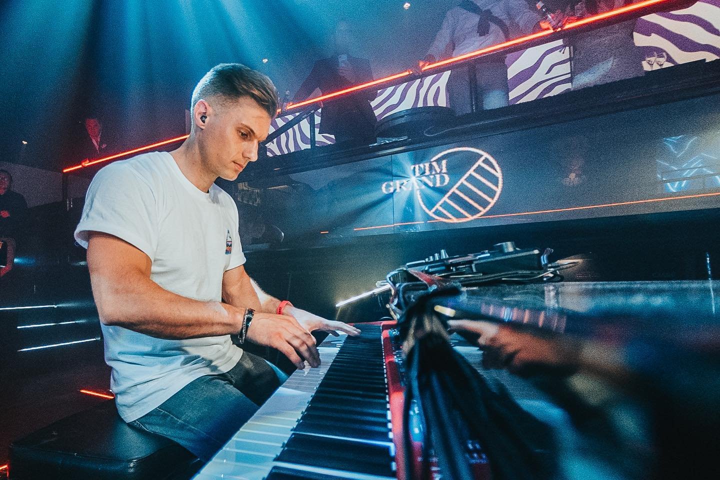 Dj piano store