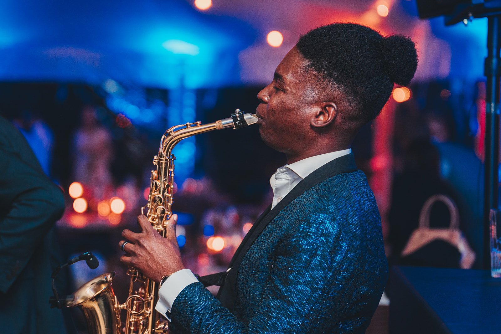 Live saxophone discount